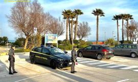 Civitanova, controlli del sabato sera: cane antidroga fiuta mix di stupefacenti