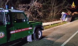 Scontro tra due auto, una si ribalta e finisce contro il guard-rail: un ferito al pronto soccorso