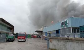 Pollenza, incendio Rimel: i cittadini chiedono assemblea pubblica. Raccolte 228 firme