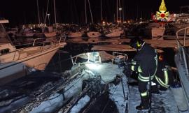 Barca a vela va a fuoco mentre prepara la cena: 60enne ustionato a mani e braccia