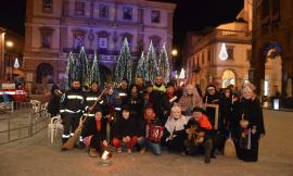 Tolentino, la Befana si cala dalla Torre degli Orologi: corteo dal Ponte del Diavolo il 6 gennaio