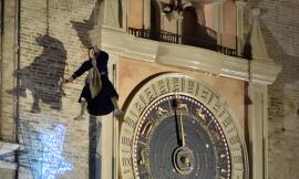 Macerata, la Befana scende dalla Torre civica: torna anche l'elezione della miss