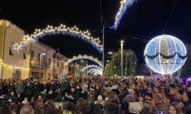 Via la scopa, a Castelraimondo la Befana viaggia con i pattini a rotelle