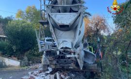 Betoniera sfonda il cancello di una casa in retromarcia: paura per i proprietari