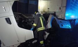 Incidente lungo l'A14, camion si schianta contro lo spartitraffico: conducente trasferito a Torrette
