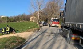Pollenza, auto finisce fuori strada dopo lo scontro con un camion: interviene l'elisoccorso