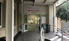 Caos al pronto soccorso, paziente ubriaco aggredisce infermiere e minaccia personale sanitario