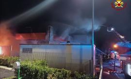Incendio in una fabbrica di prodotti da forno: vigili del fuoco al lavoro per tutta la notte (VIDEO)