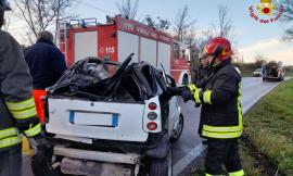 Fuori strada con l'auto, finisce in un dirupo: giovane estratto dall’abitacolo dai vigili del fuoco