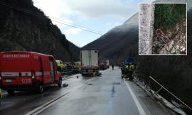 Perde il controllo del camion, muore autista: traffico bloccato sulla statale