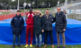 Macerata, nuovo materasso per il salto con l'asta: taglio del nastro con il campione Ndiaga Dieng