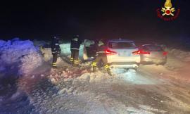 Bufera di neve a Castelluccio, dieci auto e un bus rimangono bloccati
