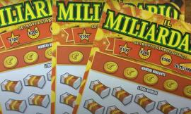Compra un Gratta e Vinci da 20 euro e si aggiudica 2 milioni: la dea bendata bacia Montelupone