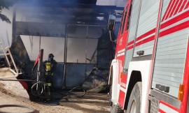 Baracca divorata dalle fiamme: intervengono i vigili del fuoco