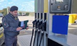 Nel serbatoio finisce meno gasolio di quello pagato: sequestrato distributore e denunciato titolare