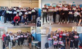 Macerata, gli studenti dell'Ite Gentili a lezione di nuoto: in tanti diventano "assistenti bagnanti" (FOTO)