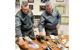 Civitanova, scarpe e accessori con griffe false: sequestrati oltre 2600 articoli di moda