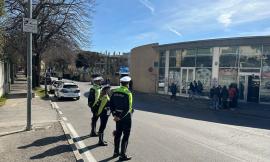 Macerata, spaccio di droga davanti alla scuola: denunciata studentessa 17enne