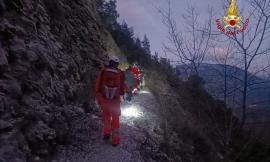 Cala il buio, va nel panico mentre percorre sentiero: ragazzo soccorso dai vigili del fuoco
