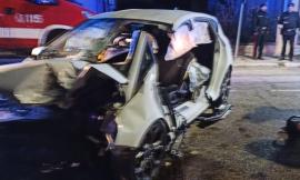 Auto si schianta contro un albero: 20enne estratto dalle lamiere. È grave