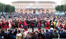 Civitanova, a migliaia in piazza per il ritorno del Carnevale: premiato il miglior gruppo mascherato