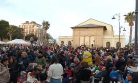 Porto Recanati, successo per il Carnevale dei bambini: in centinaia in piazza