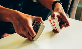 Perde oltre mille euro giocando a carte a Natale: la moglie chiede la separazione con addebito