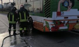 Principio d'incendio ad uno pneumatico del bus: l'autista fa scendere i passeggeri