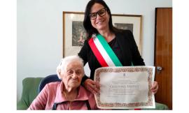 Tolentino, il 2023 è l'anno dei centenari: festa con parenti e amici per Genovina Smerilli