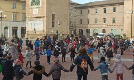 Un anno dallo scoppio della guerra in Ucraina, bambini di Recanati lanciano un messaggio di pace