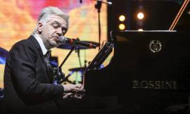 Musicultura, Morgan incanta il Lauro Rossi con il suo live piano e voce: omaggio a Maurizio Costanzo