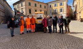 Montefano, in dono un escavatore al Comune: il gesto della A&C Srl di Gilberto Accattoli