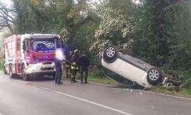 Macerata, auto si ribalta e finisce fuori strada: conducente trasportato all'ospedale