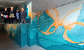 Civitanova, dal grigio ai colori del mare: nuova vita per il sottopasso Esso grazie a uno street artist belga