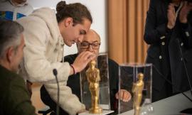 Macerata, Dante Ferretti torna nel suo liceo artistico: in dono dagli studenti due Oscar personalizzati