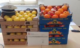 Macerata, sequestrata frutta a un venditore abusivo: prodotti consegnati alla Caritas
