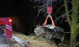 Grave incidente, auto con due giovani esce di strada e precipita in una scarpata: 30enne a Torrette