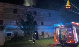 Casolare diroccato va a fuoco: notte di lavoro senza sosta per i vigili del fuoco (FOTO)