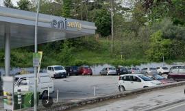Macerata, pestato nella notte e derubato del portafogli al distributore