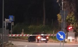 Veicolo incastrato tra le sbarre del passaggio a livello, traffico in tilt