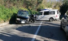 Macerata, frontale tra auto e furgoncino: due feriti e traffico in tilt (FOTO)