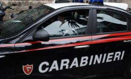 Fermato per un controllo, baby pusher aggredisce i carabinieri: trovata droga nello zaino e in casa