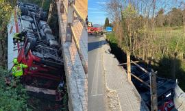 San Severino, camion finisce fuori strada e precipita dal ponte dell'Intagliata: conducente a Torrette