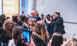 Macerata, Can Yaman incontra gli studenti nel segno della solidarietà: pioggia di selfie e sala gremita