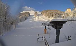Risveglio imbiancato sui Sibillini: torna la neve sulle piste da sci di Frontignano e Bolognola