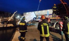 Furgone finisce in mare: ripescato dai sub dei vigili del fuoco