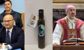 Macerata, il questore Trombadore dona l'olio Capaci al vescovo Marconi