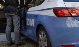 A piedi in superstrada stacca un dito a morsi a un agente