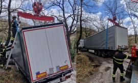 Camion carico di materiale ferroso finisce in una cunetta e blocca la strada