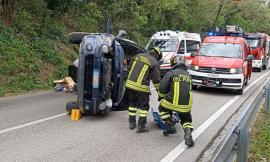 Perde il controllo dell'auto e si ribalta: conducente estratto dalle lamiere dai vigili del fuoco